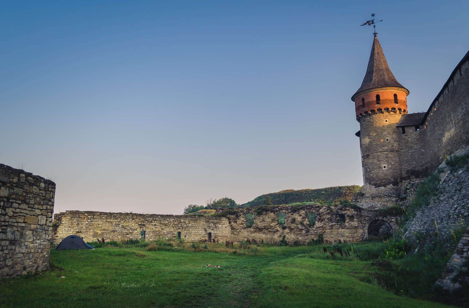 Kamianets-Podilskyi Castle, Kamianets-Podilskyi Castle sunset, Kamianets-Podilskyi Castle backpacking, Kamianets-Podilskyi Castle best photo, Kamianets-Podilskyi Castle tent, Kamianets-Podilskyi Castle wild camping, Kamianets-Podilskyi, ukraine wild camping, ukraine travel, ukraine backpacker, seven wonders of ukraine, shorts-trip, sunrise at Kamianets podilski, kamenets podolski, where to camp at Kamianets podolskij, free camping at kamianets-podilskyi